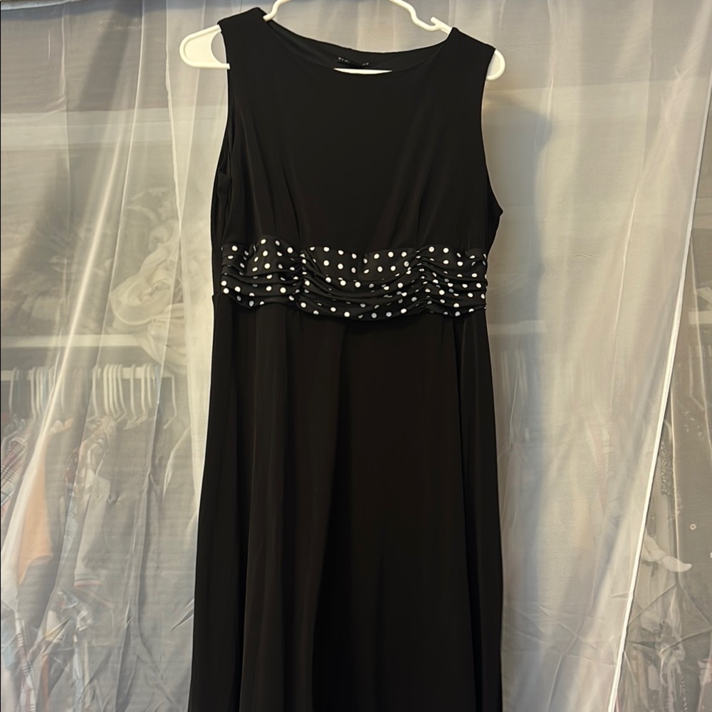 Elegant Black Sleeveless Dress with Polka Dot Detail